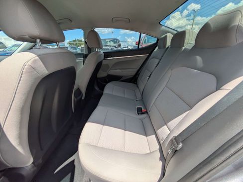 Used 2019 Hyundai Elantra SE FWD image 12