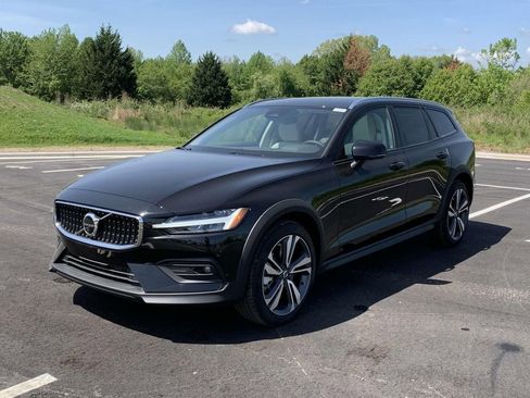 New 2025 Volvo V60 B5 Cross Country Plus w/ Protection Package Premier image 17