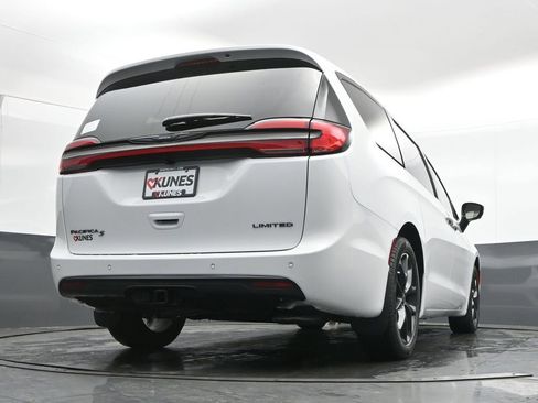 New 2026 Chrysler Pacifica Limited FWD image 36