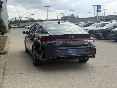 Certified 2025 Hyundai Elantra Limited FWD image 7