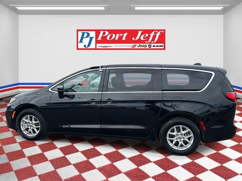 Used 2023 Chrysler Pacifica Touring-L image 6