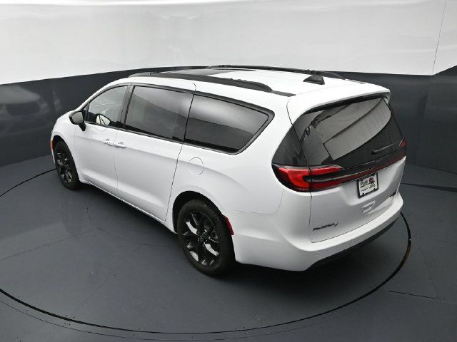 Used 2026 Chrysler Pacifica Limited w/ S Appearance Package AWD/4WD image 16