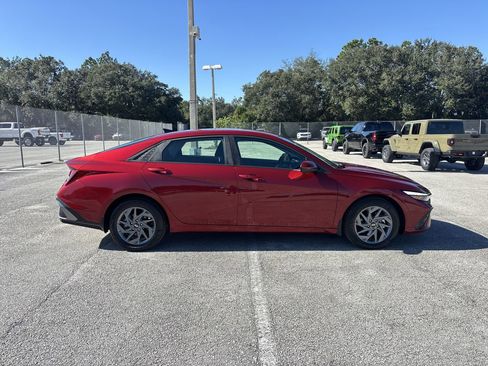 Used 2024 Hyundai Elantra SEL image 2