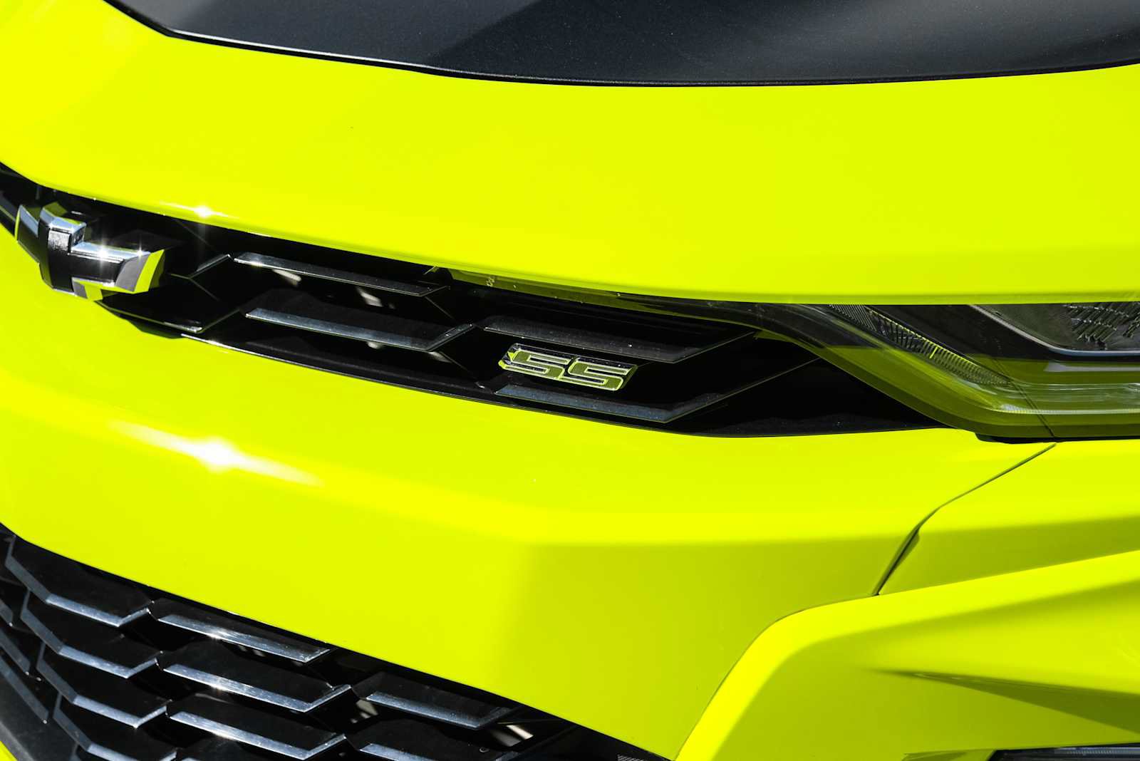 Used 2020 Chevrolet Camaro RWD image 3