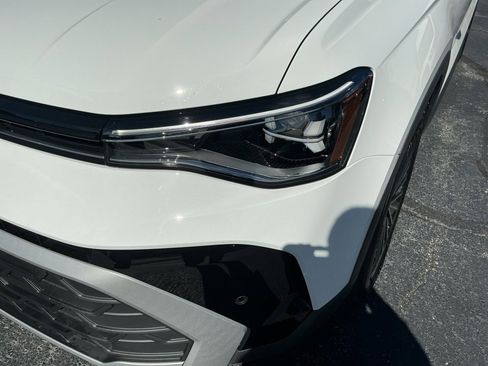 Certified 2025 Volkswagen Taos SE image 30