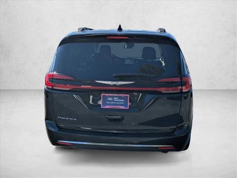 Used 2022 Chrysler Pacifica Touring-L image 7