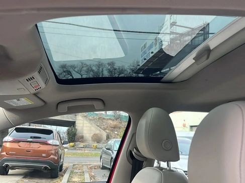 Used 2019 Volkswagen Golf SE image 32