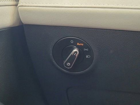 Certified 2025 Volkswagen Taos SE FWD image 18