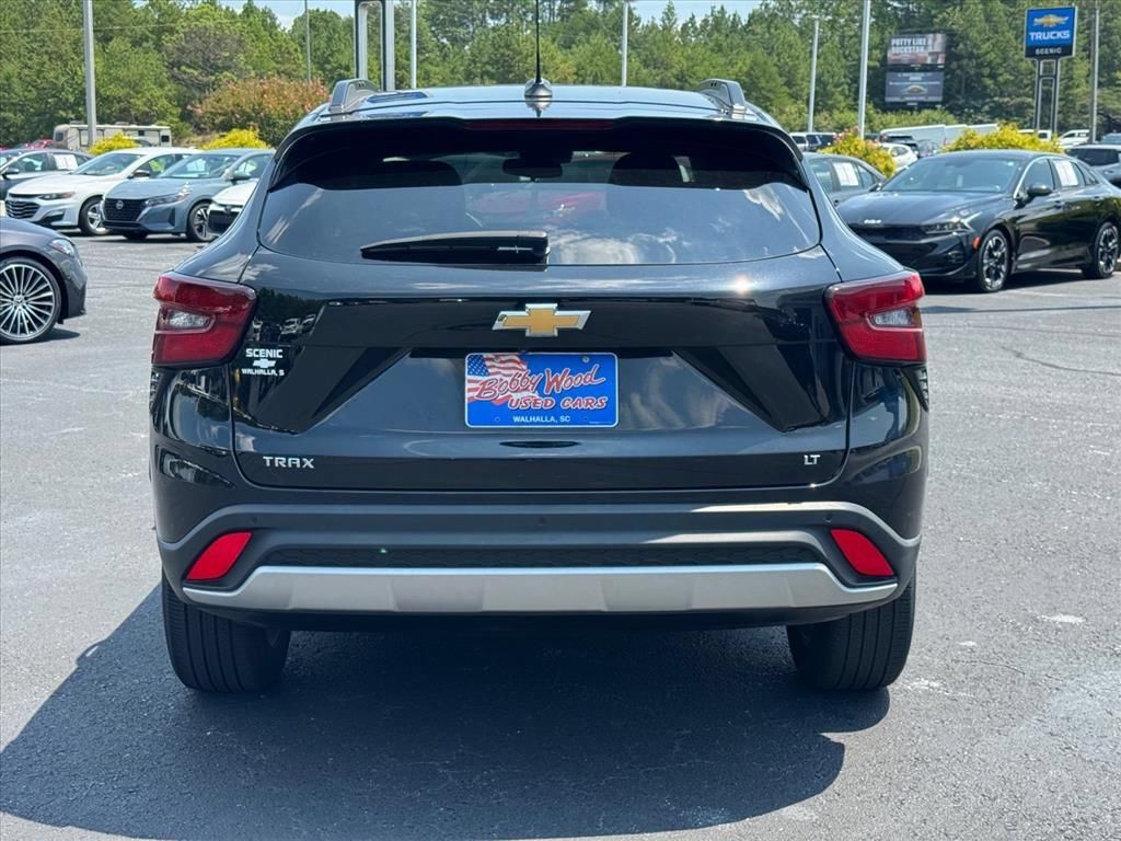 Used 2025 Chevrolet Trax LT w/ Driver Confidence Package FWD image 4