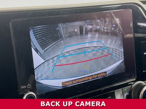 Used 2024 Toyota Highlander LE image 9