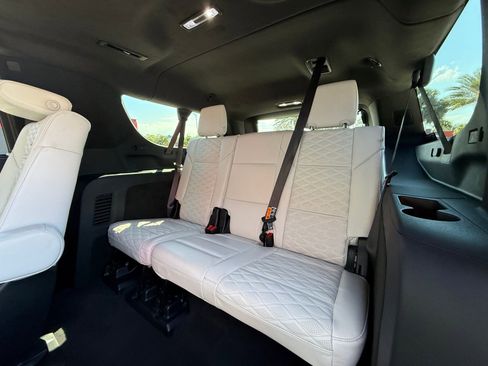 Used 2025 Cadillac Escalade ESV V AWD/4WD image 23