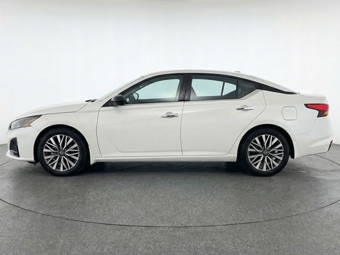 Used 2025 Nissan Altima 2.5 SV image 5