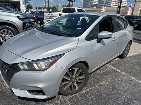 Used 2020 Nissan Versa SV FWD image 4