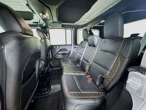 Used 2021 Jeep Wrangler Unlimited Sahara w/ Altitude image 19