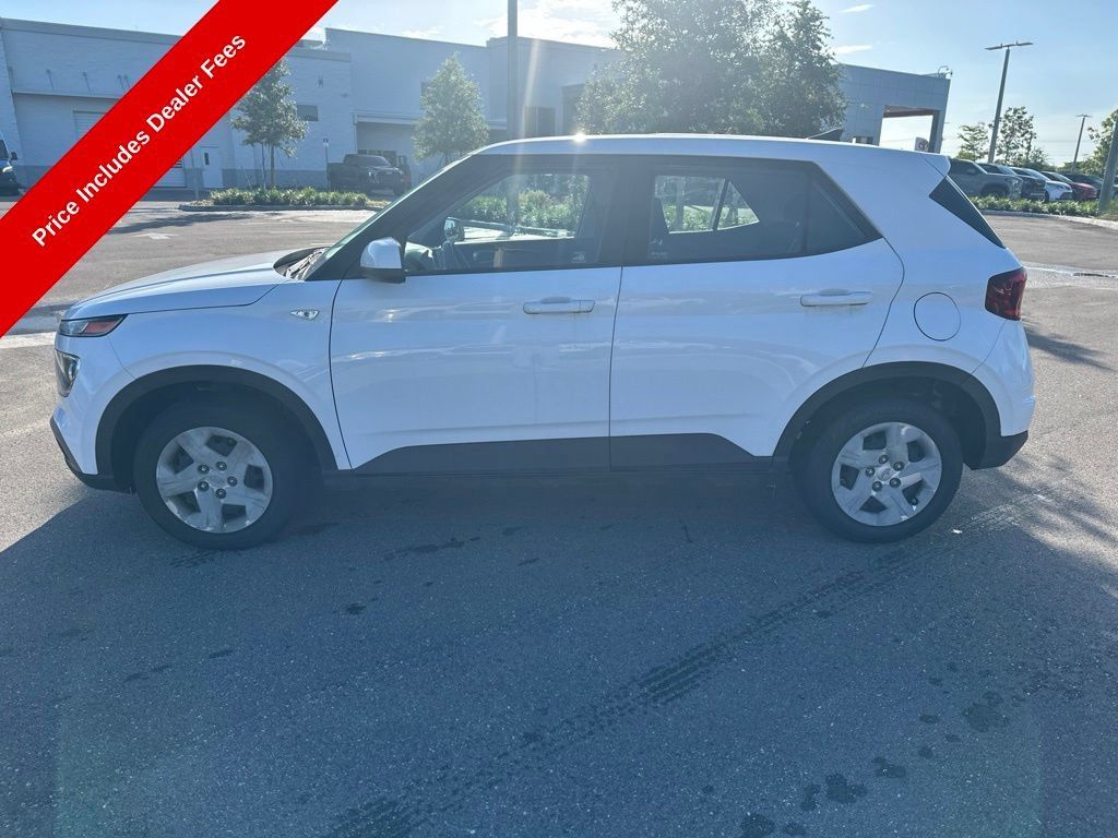 Used 2020 Hyundai Venue SE FWD image 2