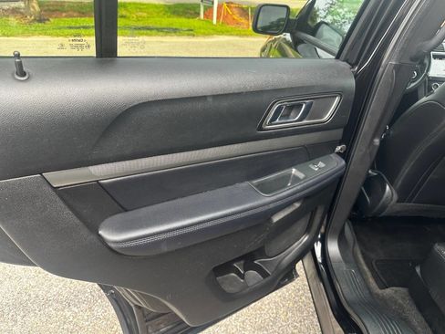 Used 2018 Ford Explorer XLT w/ Equipment Group 202A AWD/4WD image 13