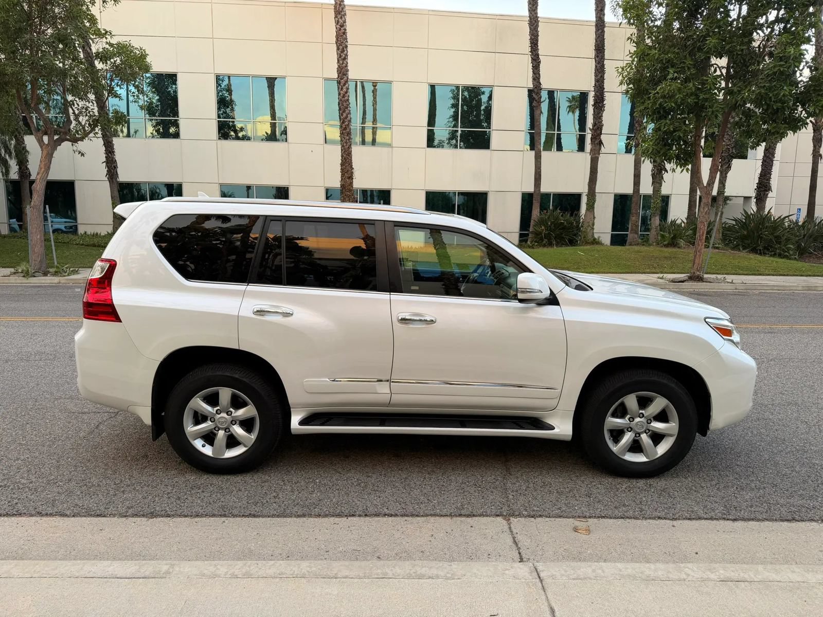 Used 2013 Lexus GX 460 w/ Convenience Pkg AWD/4WD image 4