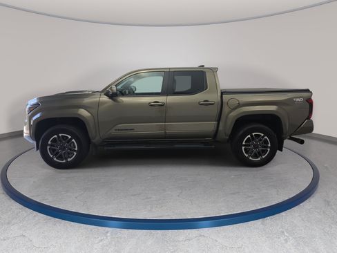 Used 2024 Toyota Tacoma TRD Sport AWD/4WD image 8