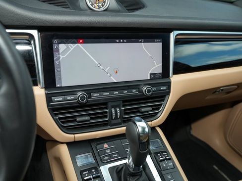 Certified 2021 Porsche Macan AWD/4WD image 27