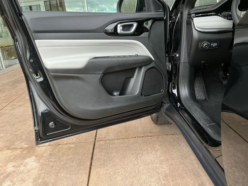 Used 2023 Jeep Compass Limited image 14