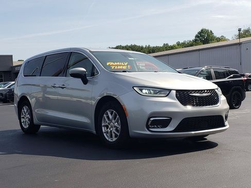 Used 2023 Chrysler Pacifica Touring-L FWD image 3