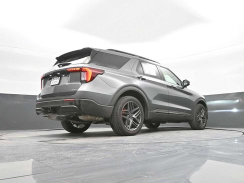 Used 2025 Ford Explorer ST-Line w/ ST-Line Street Pack image 43