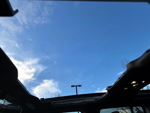 Used 2023 Jeep Wrangler Unlimited w/ Sun & Screen Package image 13