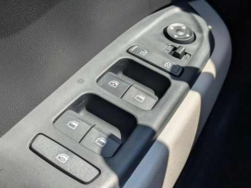 New 2025 Hyundai Venue SEL FWD image 19