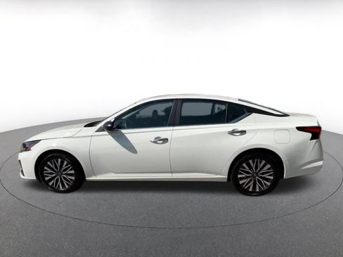 Used 2025 Nissan Altima 2.5 SV FWD image 9