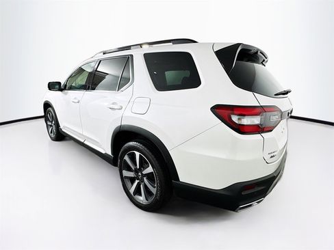 Used 2024 Honda Pilot Touring image 5