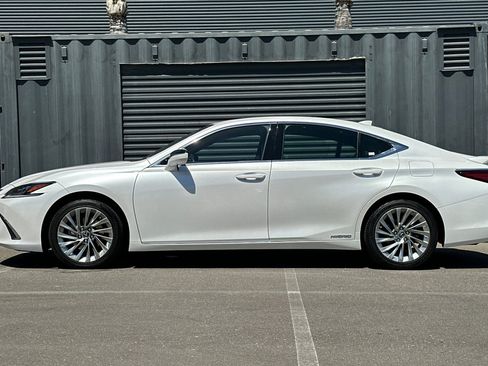 Used 2019 Lexus ES 300h Ultra Luxury w/ Accessory Package 2 FWD image 2