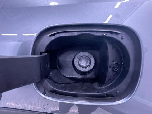 Used 2025 Chevrolet Traverse LT image 40