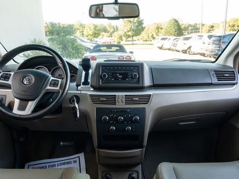 Used 2012 Volkswagen Routan SE image 14