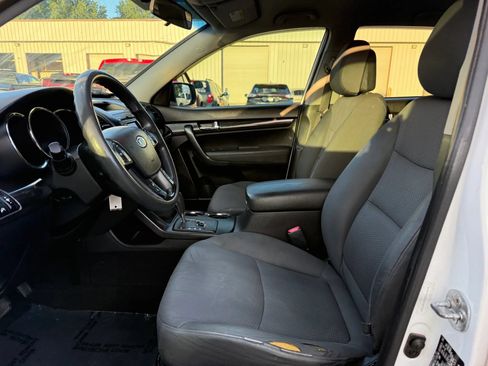 Used 2013 Kia Sorento LX AWD/4WD image 2