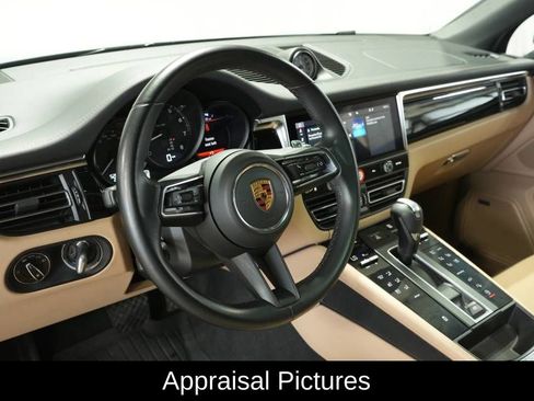Certified 2022 Porsche Macan image 4
