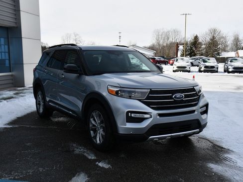 Used 2023 Ford Explorer XLT w/ Equipment Group 202A image 9