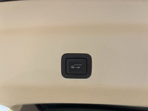 Used 2023 Cadillac Escalade ESV Premium Luxury Platinum image 7