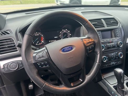 Used 2017 Ford Explorer XLT image 7