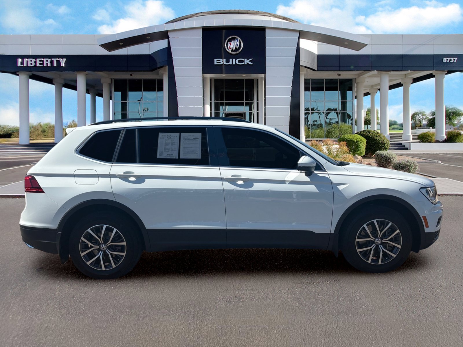 Used 2019 Volkswagen Tiguan SE FWD image 2