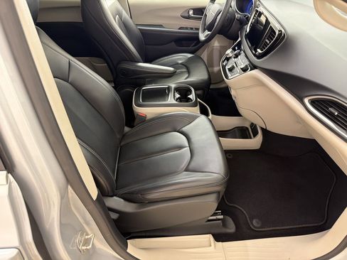 Used 2023 Chrysler Pacifica Touring-L FWD image 22