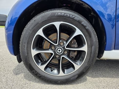 Used 2016 smart fortwo passion RWD image 15