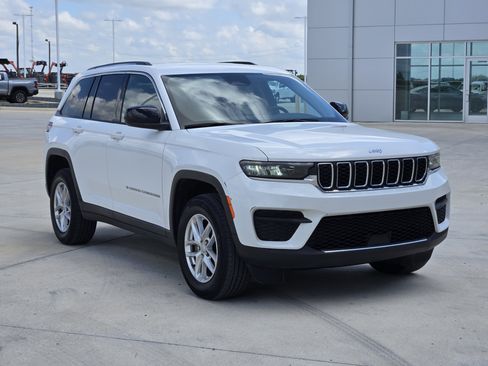 Certified 2023 Jeep Grand Cherokee Laredo w/ Luxury Tech Group I AWD/4WD image 4