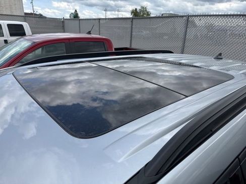 Used 2022 Ford Explorer XLT w/ Equipment Group 202A AWD/4WD image 5