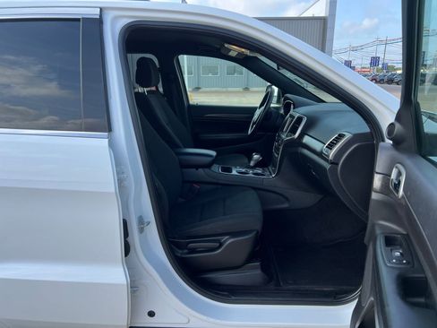 Used 2018 Jeep Grand Cherokee Laredo RWD image 9