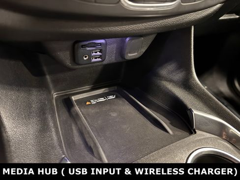 Used 2022 Chevrolet Traverse RS image 9