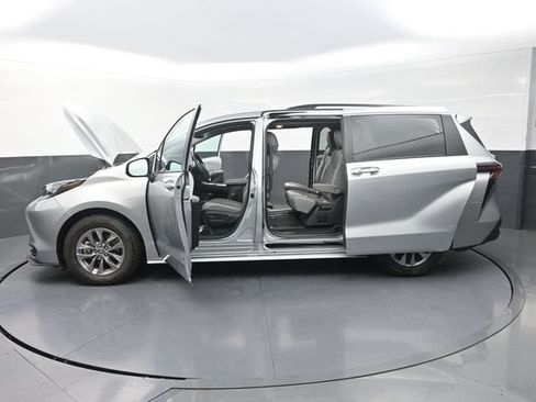 Certified 2025 Toyota Sienna XLE FWD image 40
