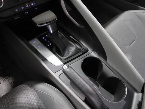 Used 2022 Hyundai Elantra SE image 14