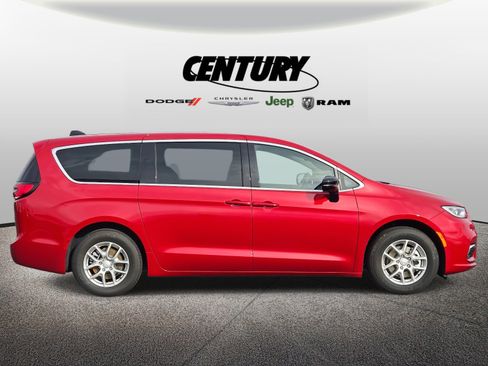 New 2026 Chrysler Pacifica Select image 2