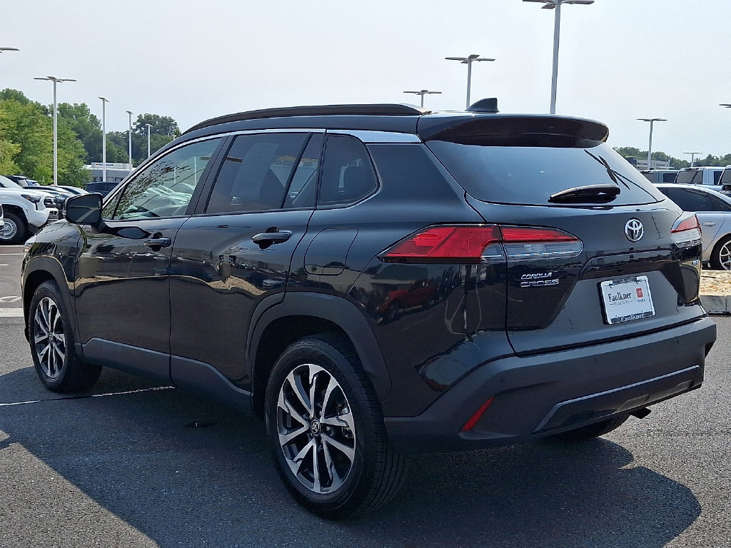 Certified 2025 Toyota Corolla Cross XLE FWD image 4