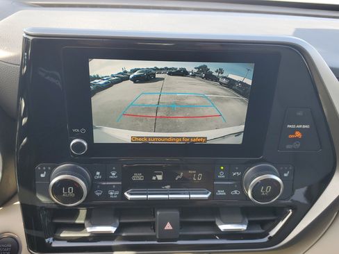 Used 2024 Toyota Highlander XLE image 24